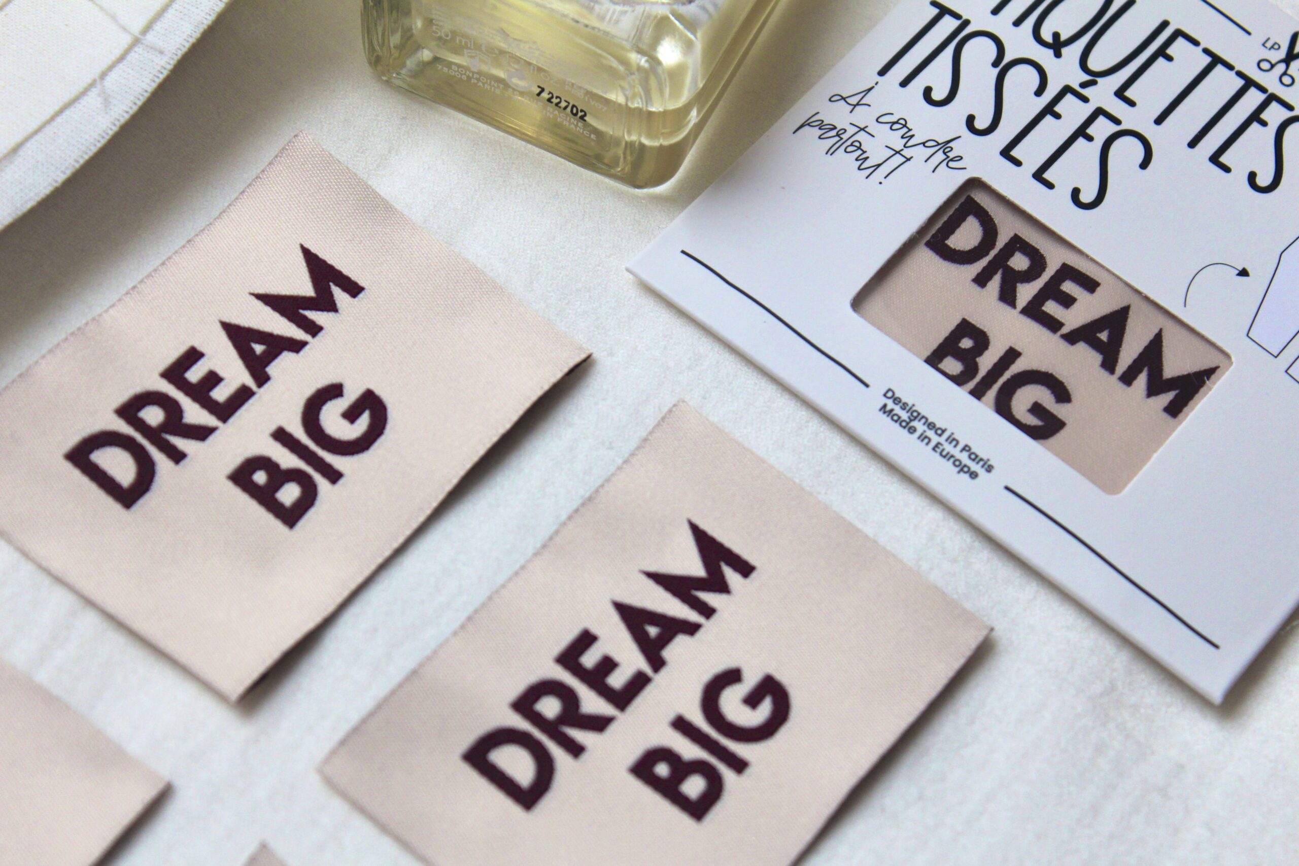 La Petite Maison Couture DREAM BIG étiquette tissée aubergine x4