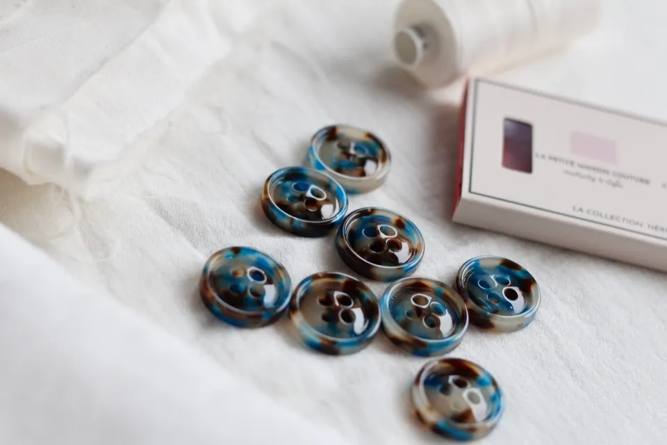La Petite Maison Couture Un café à Paris boutons marron 23 mm x8