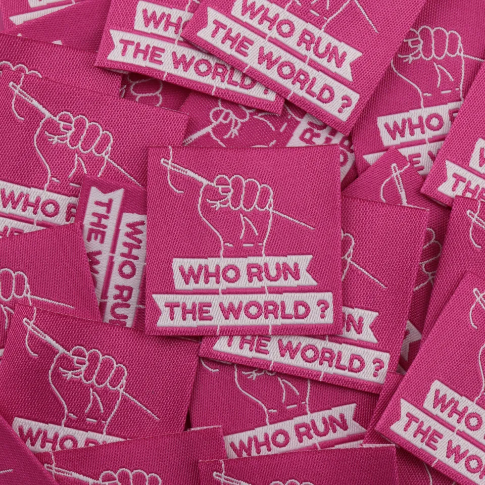 Bohin Who run the world ? étiquette tissée 3,5 cm