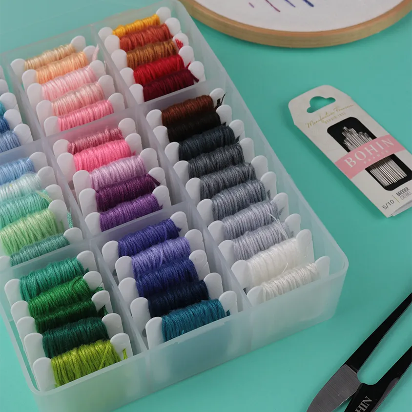 Bohin Rangement boite fils plastique grande + 100 cartonnettes