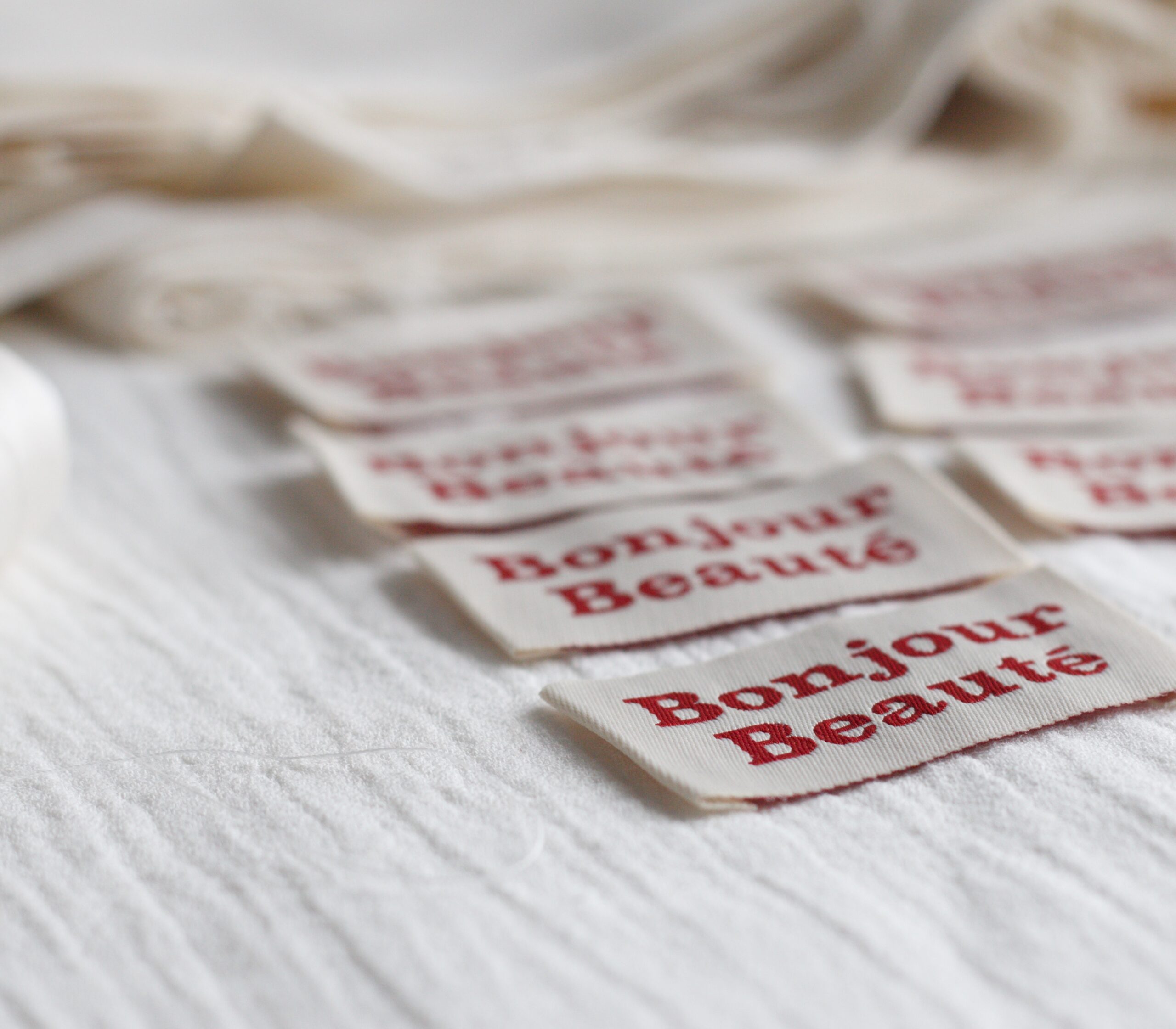 La Petite Maison Couture Bonjour Beauté x8 étiquette rouge écru