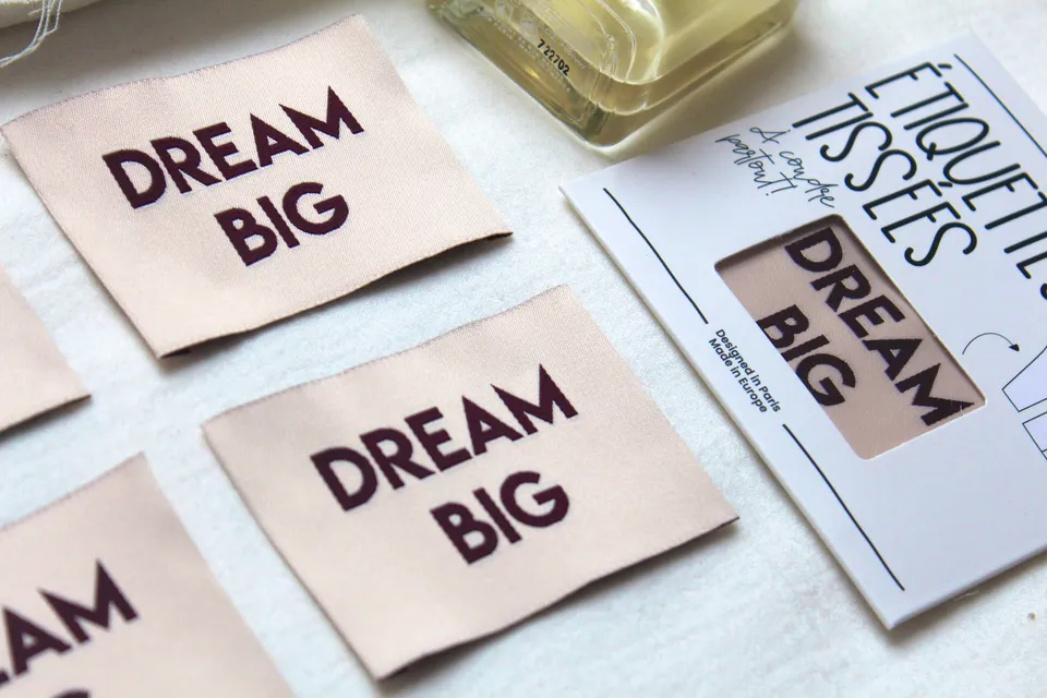 La Petite Maison Couture DREAM BIG étiquette tissée aubergine x4