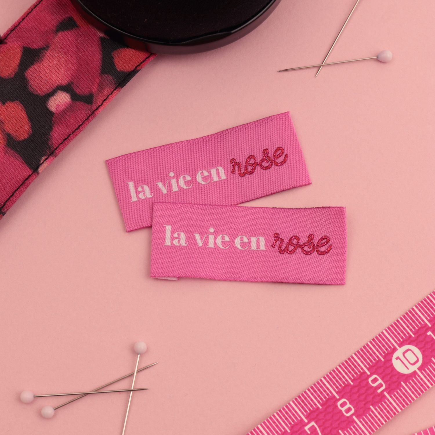 Bohin La vie en rose étiquette à coudre tissée 2x5 cm