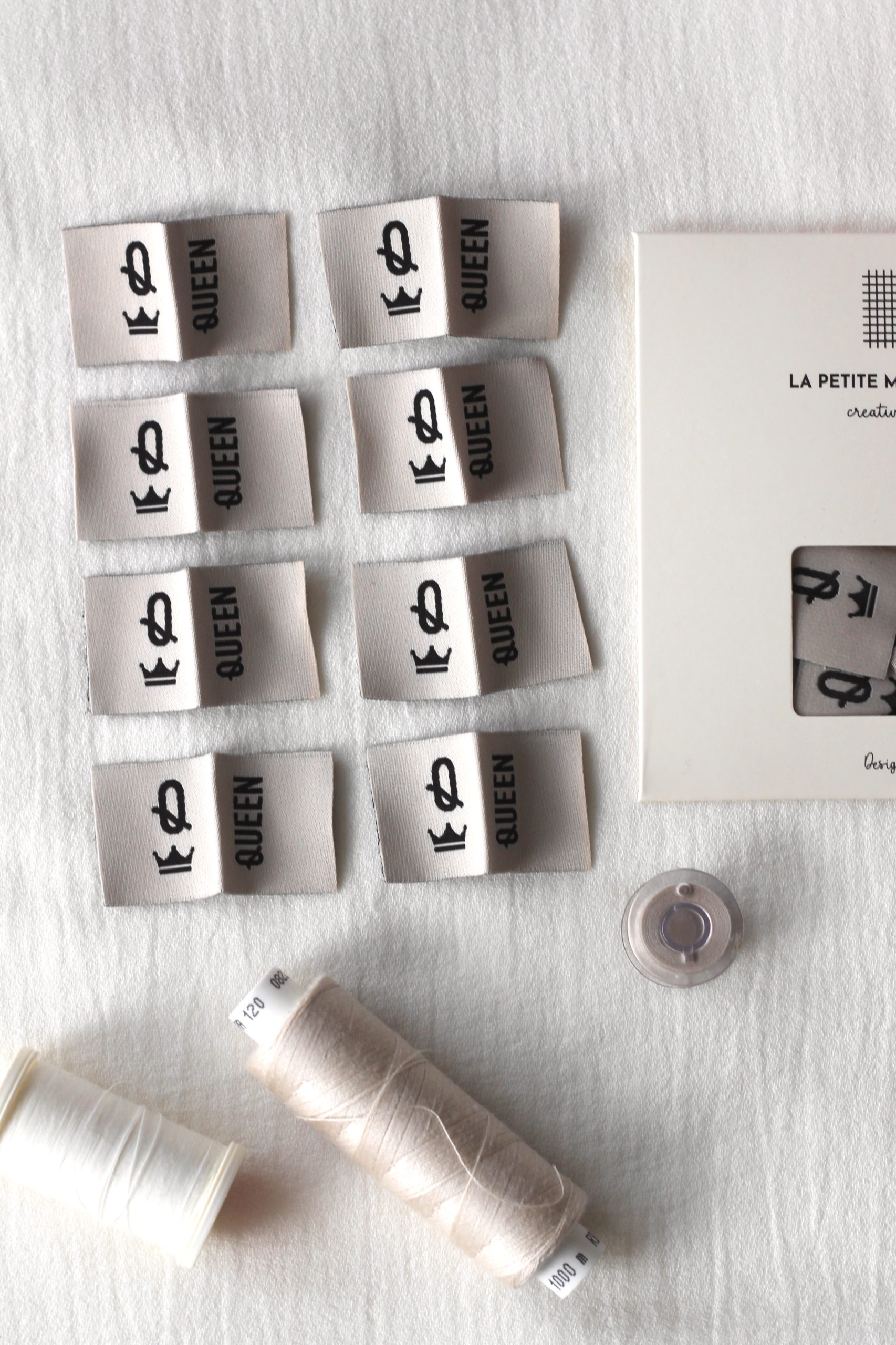 La Petite Maison Couture Queen x8 étiquette à coudre couronne écru