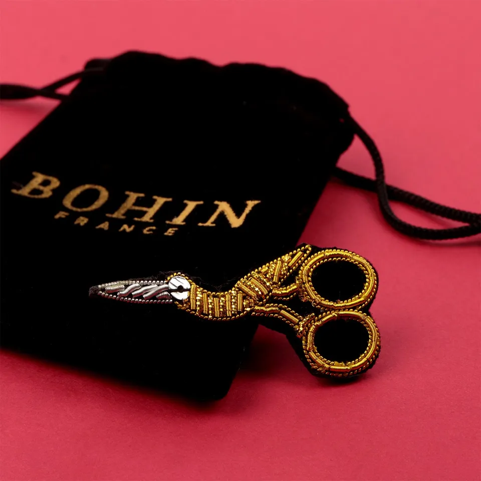 Bohin Broche ciseaux broderie or velours noir 5 cm