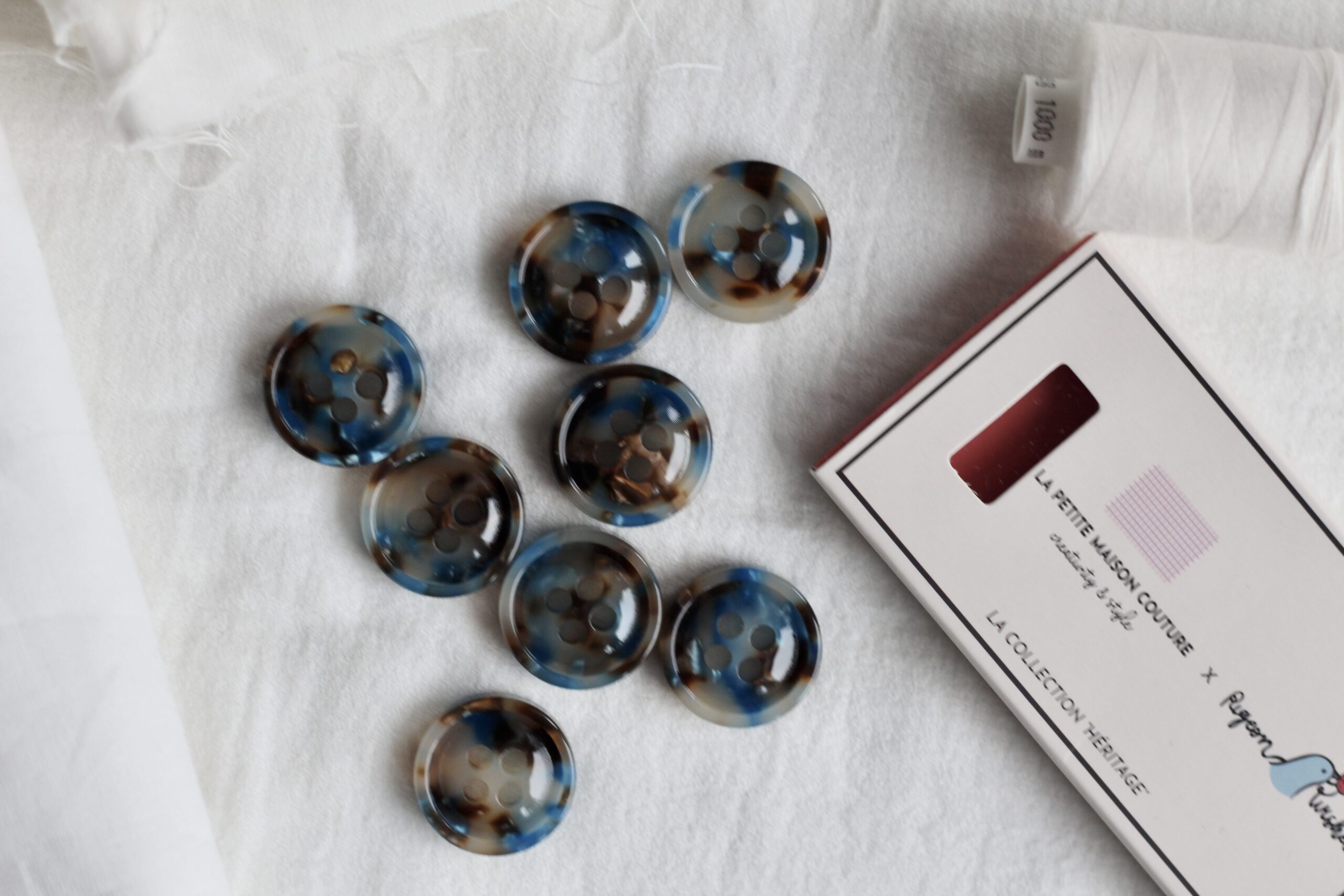 La Petite Maison Couture Un café à Paris boutons marron 23 mm x8