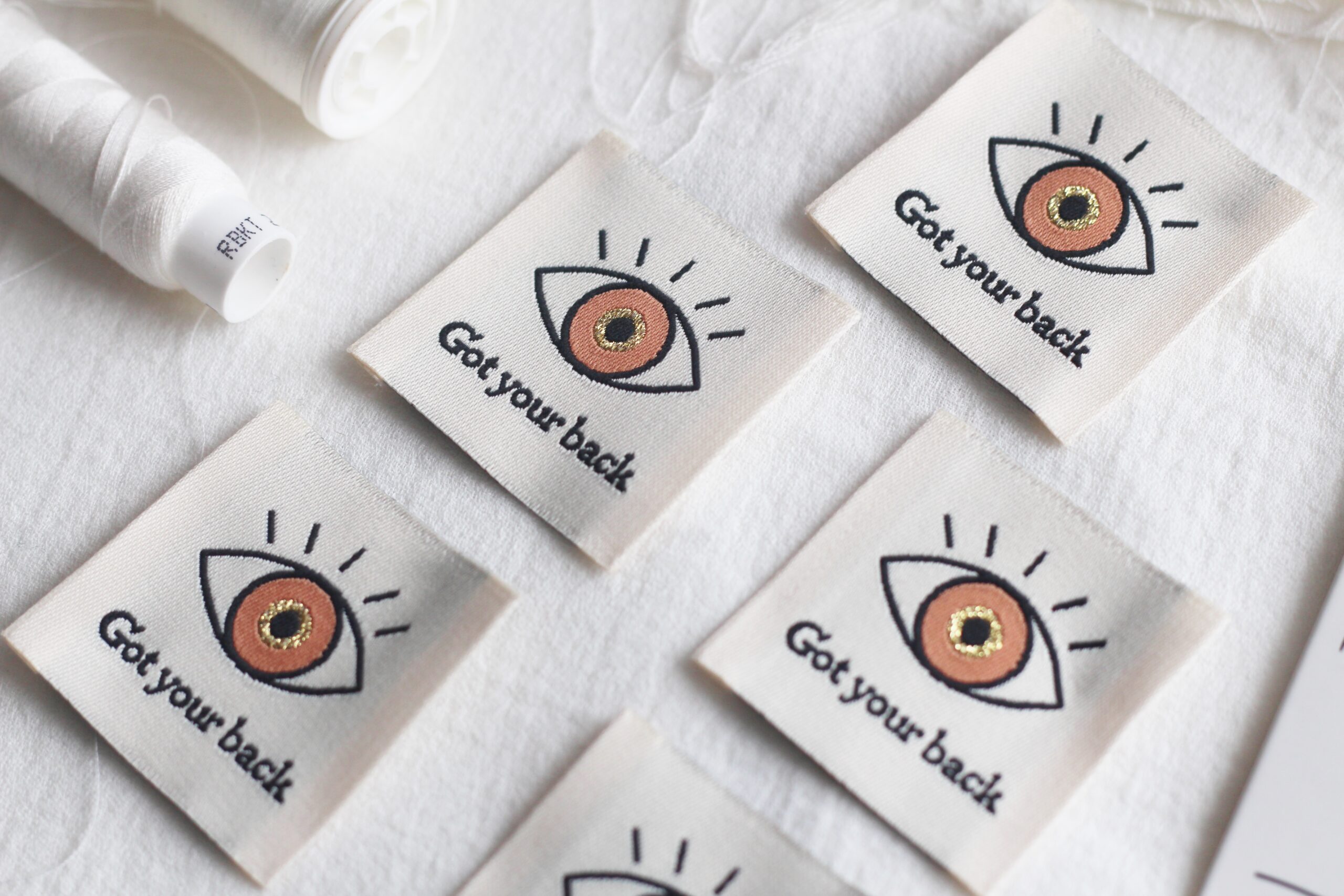 La Petite Maison Couture Eye Got Your Back étiquettes marron x5