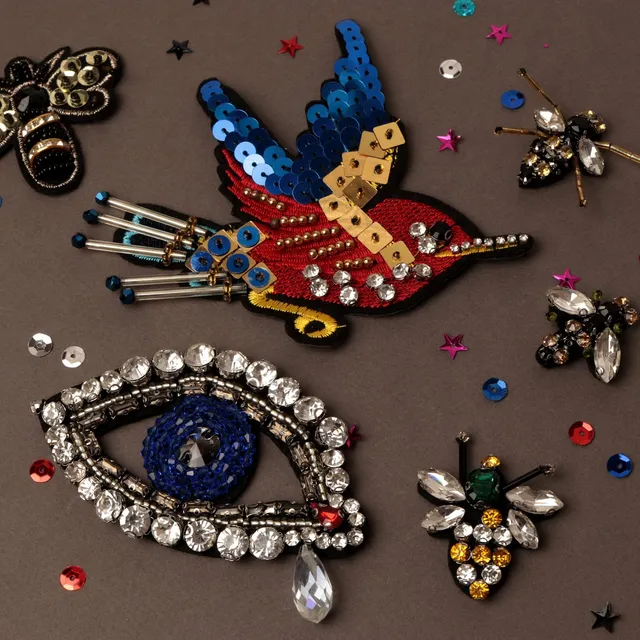 Bohin bijoux à coudre abeille brodée dorée customisation