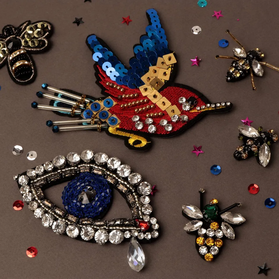 Bohin bijoux à coudre abeille brodée dorée customisation