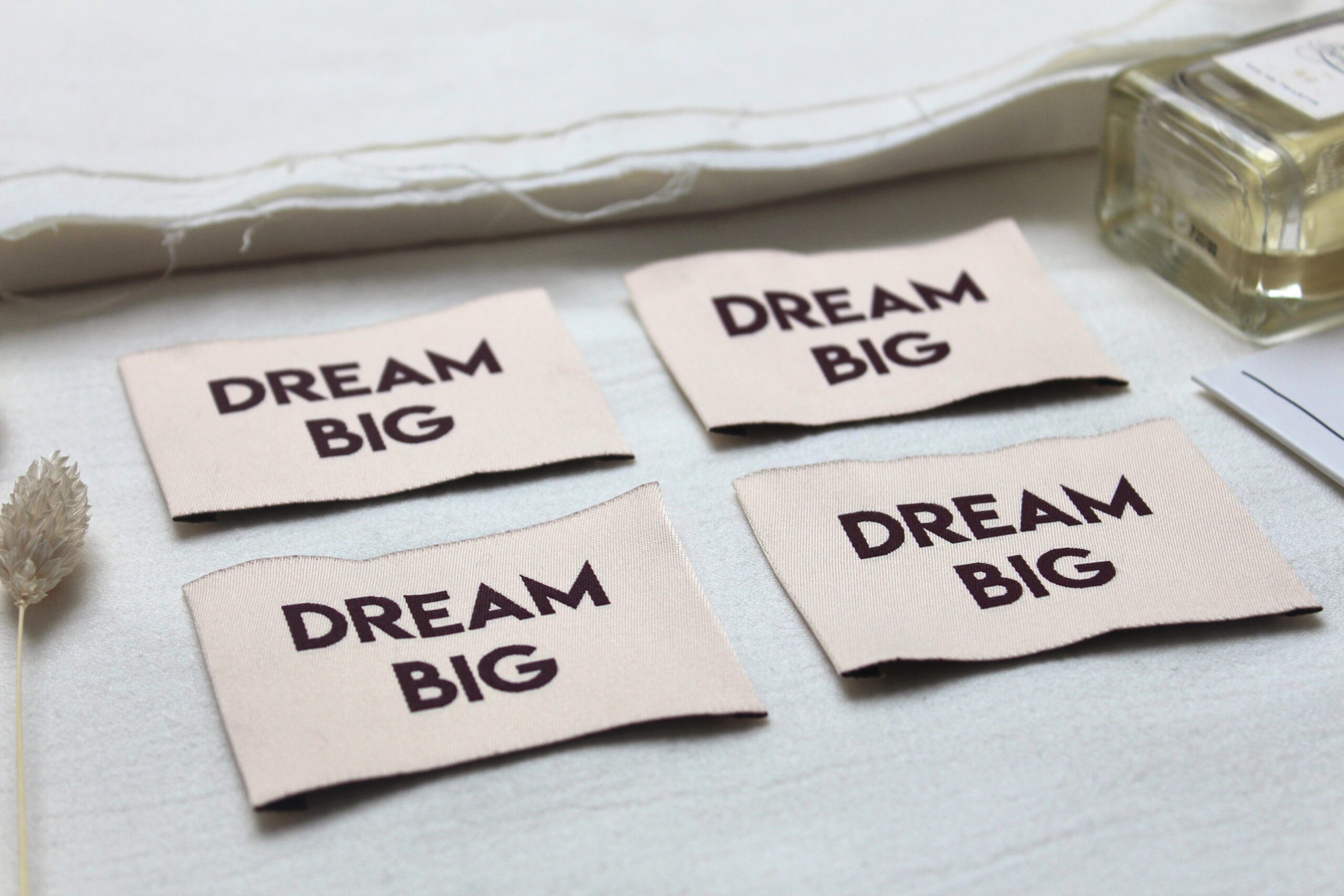 La Petite Maison Couture DREAM BIG étiquette tissée aubergine x4
