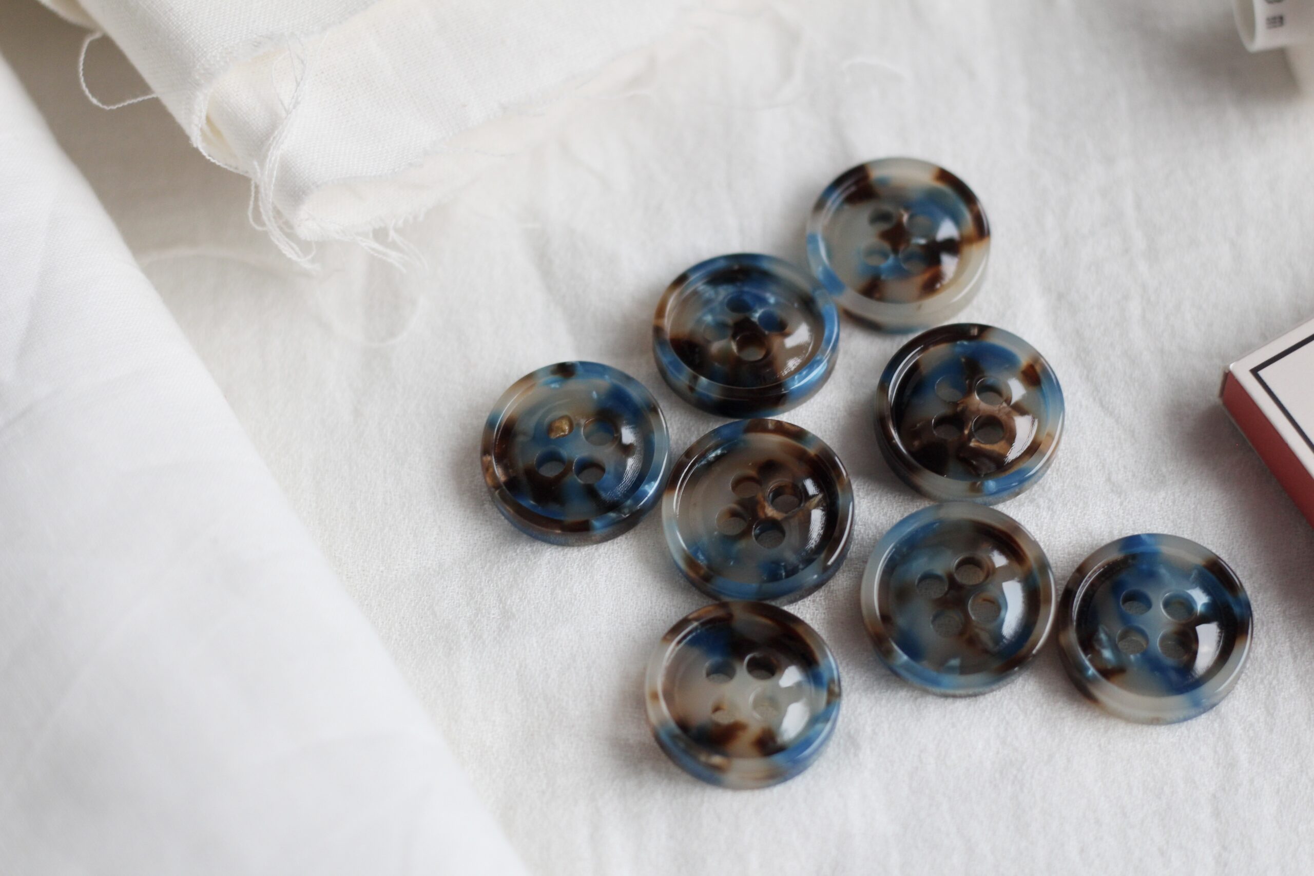 La Petite Maison Couture Un café à Paris boutons marron 23 mm x8