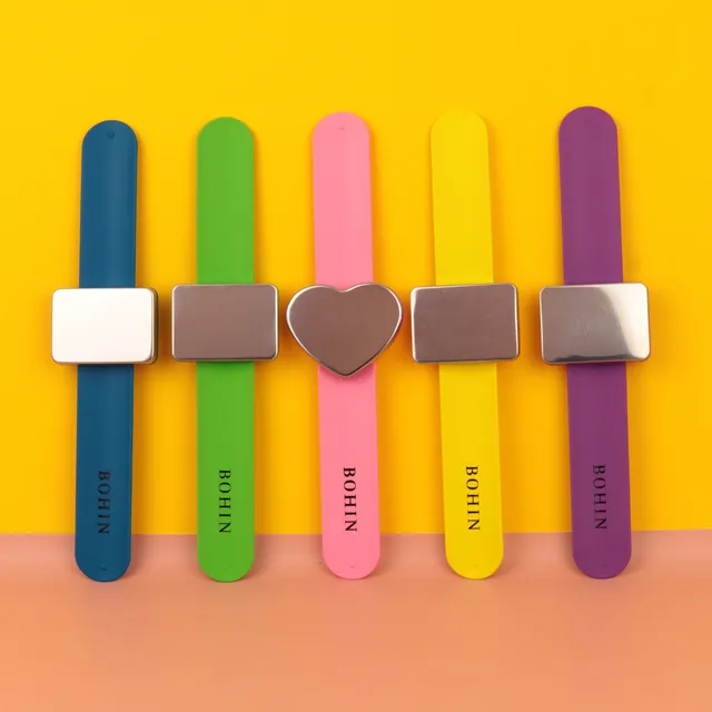 Bohin Bracelet porte-épingles magnétique silicone rose