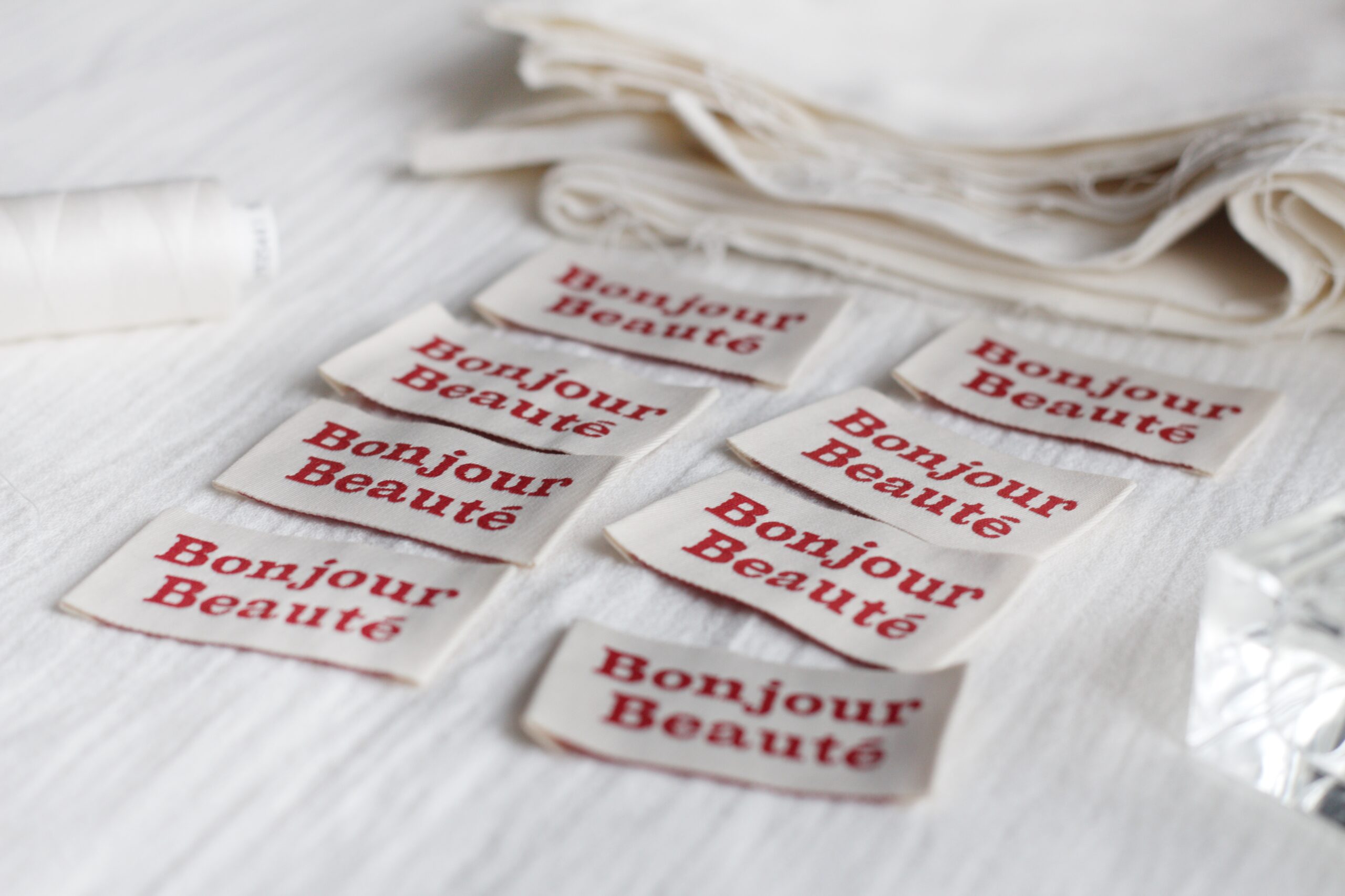 La Petite Maison Couture Bonjour Beauté x8 étiquette rouge écru