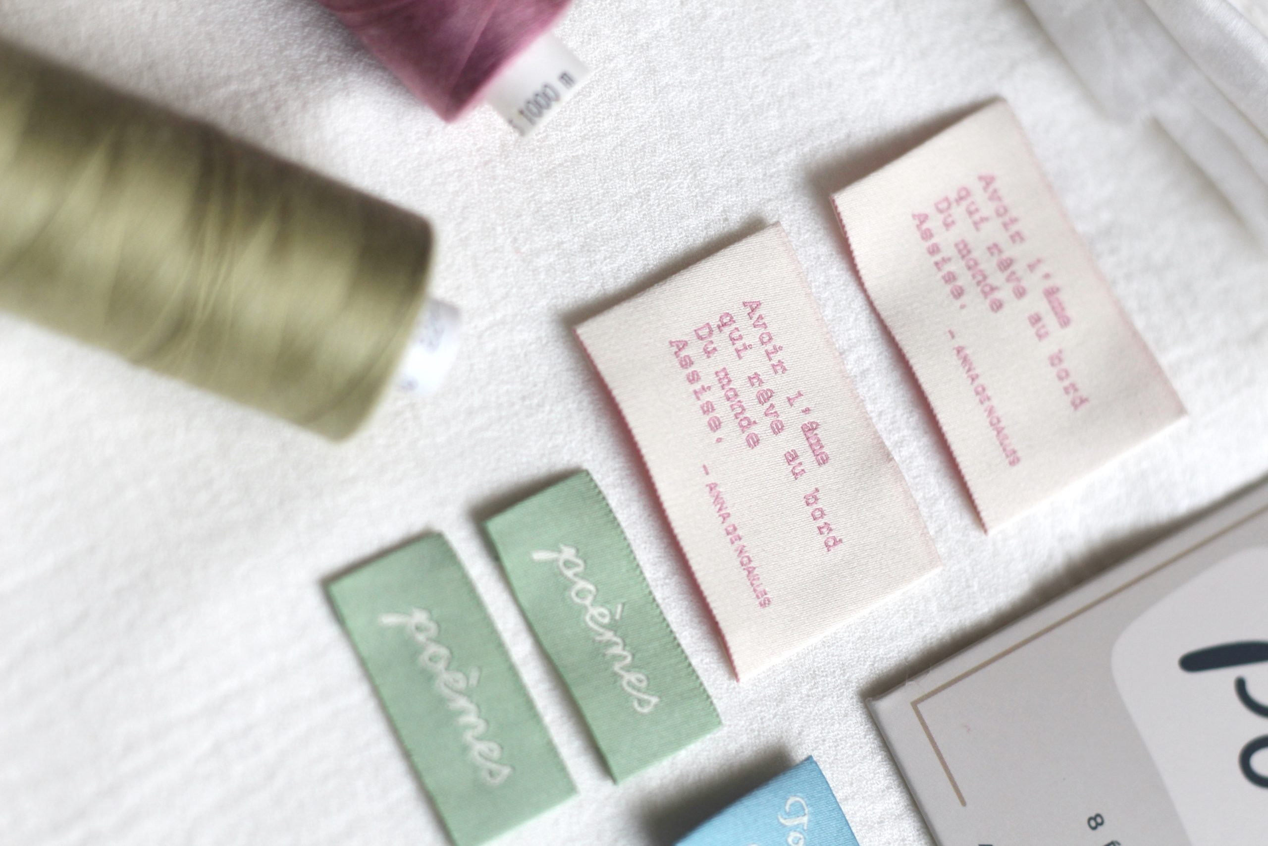 La Petite Maison Couture Poèmes à coudre x8 étiquettes tissées