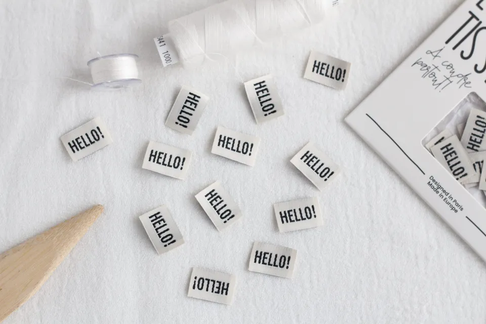 La Petite Maison Couture Hello! étiquette à coudre x12 masque écru