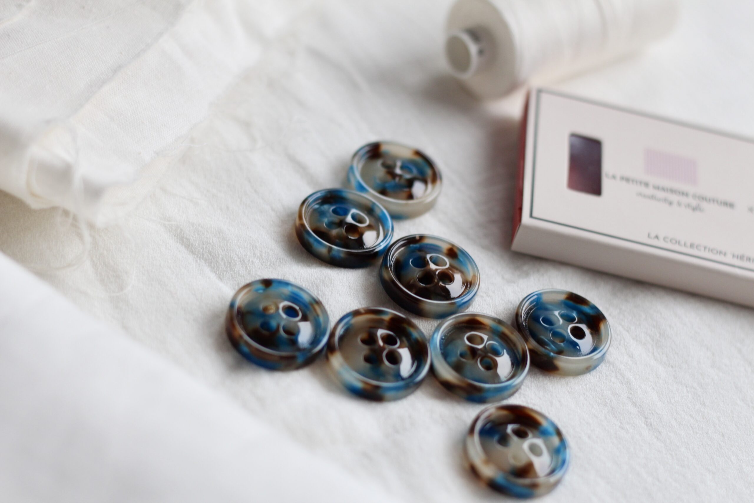 La Petite Maison Couture Un café à Paris boutons marron 23 mm x8