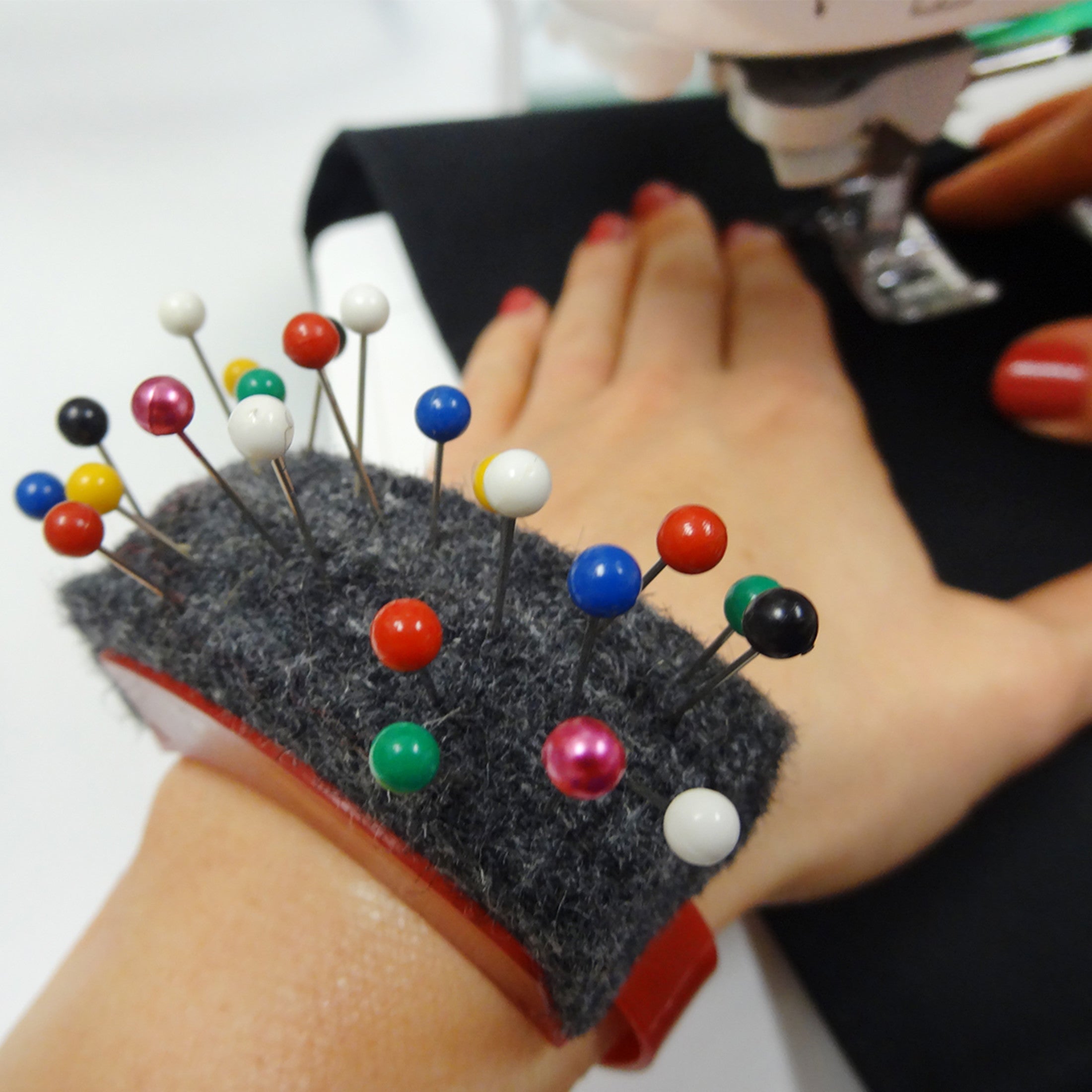Dritz pelote bracelet feutrine rouge pour épingles