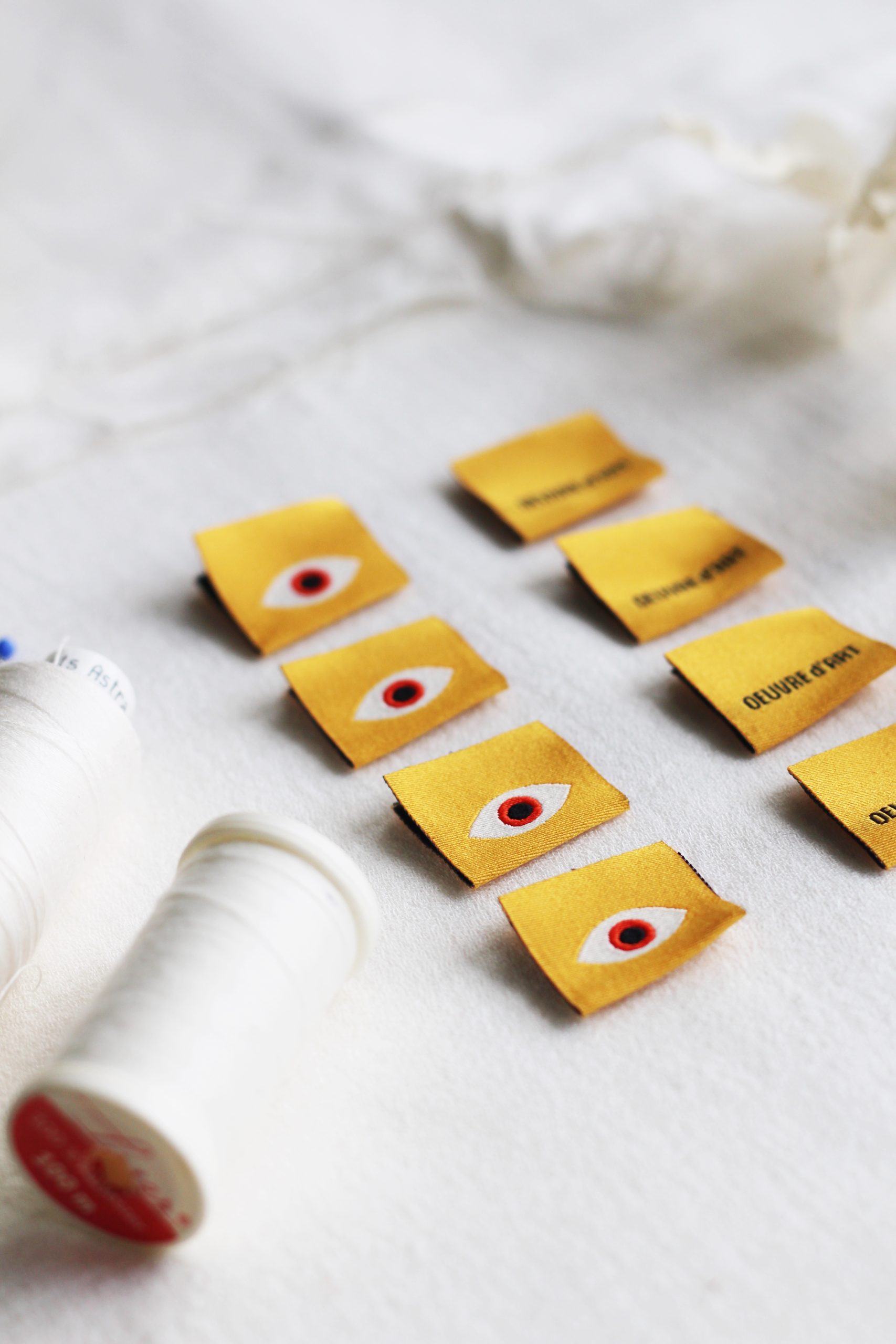 La Petite Maison Couture Oeil d'Art étiquette x8 jaune