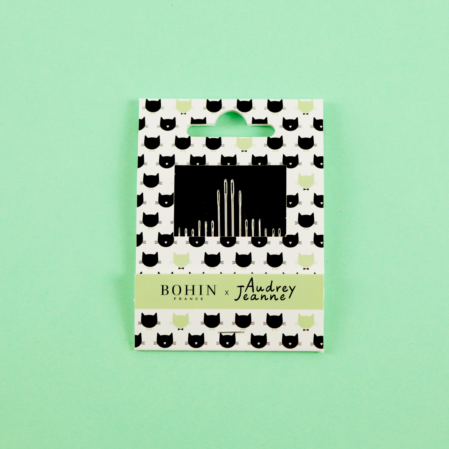 Bohin Aiguilles carnet 20 aiguilles Audrey Jeanne main