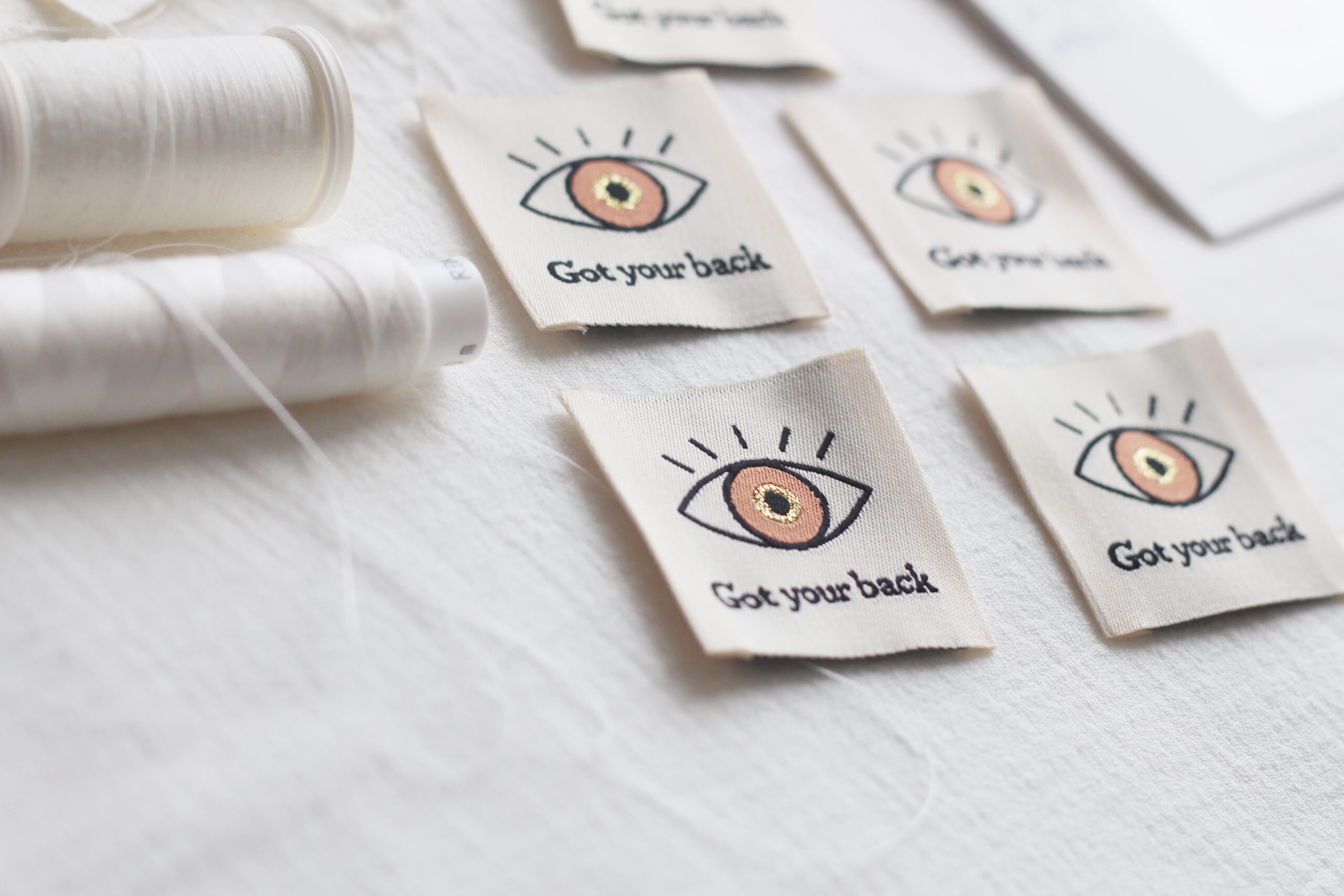 La Petite Maison Couture Eye Got Your Back étiquettes marron x5