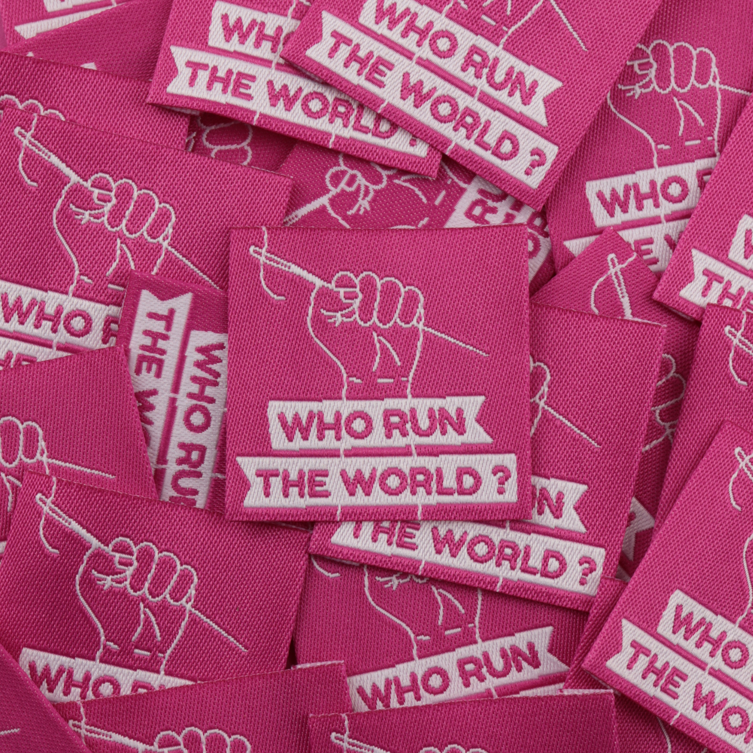 Bohin Who run the world ? étiquette tissée 3,5 cm