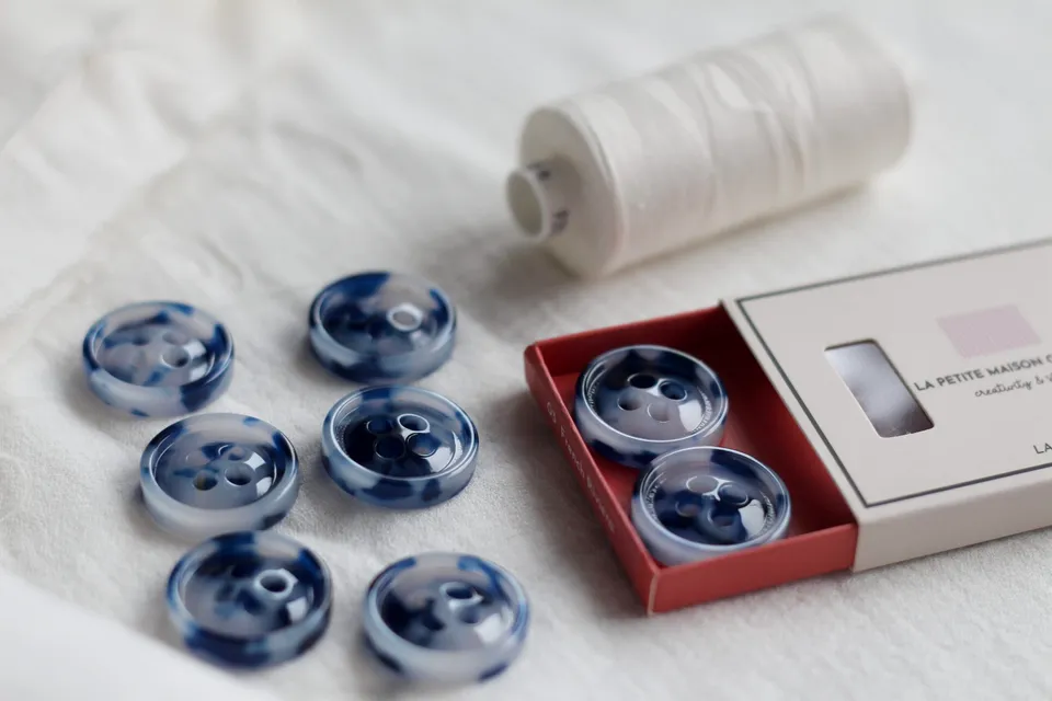 La Petite Maison Couture French Riviera boutons bleus 23 mm x8