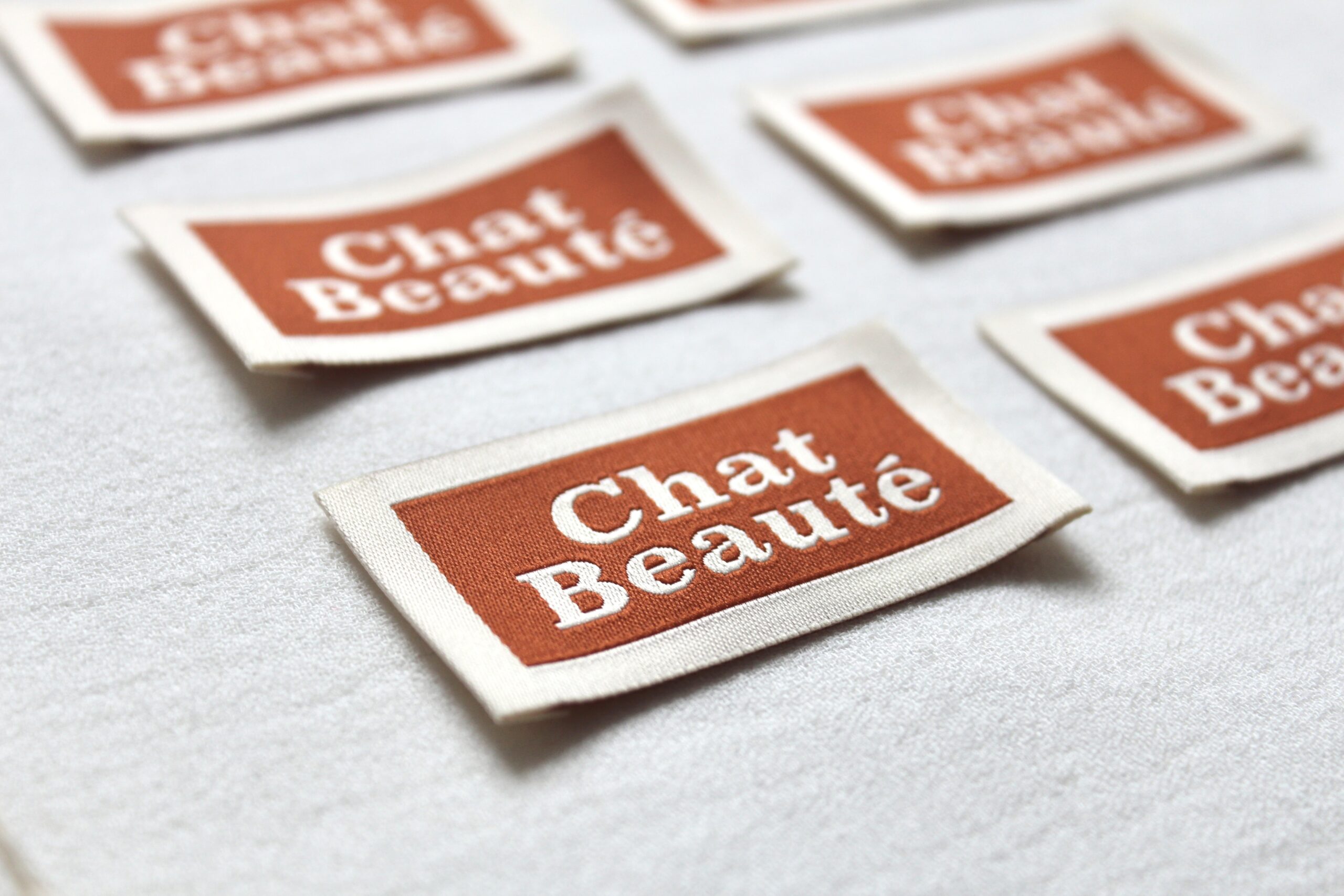 La Petite Maison Couture Chat Beauté x8 étiquette tissée rouille