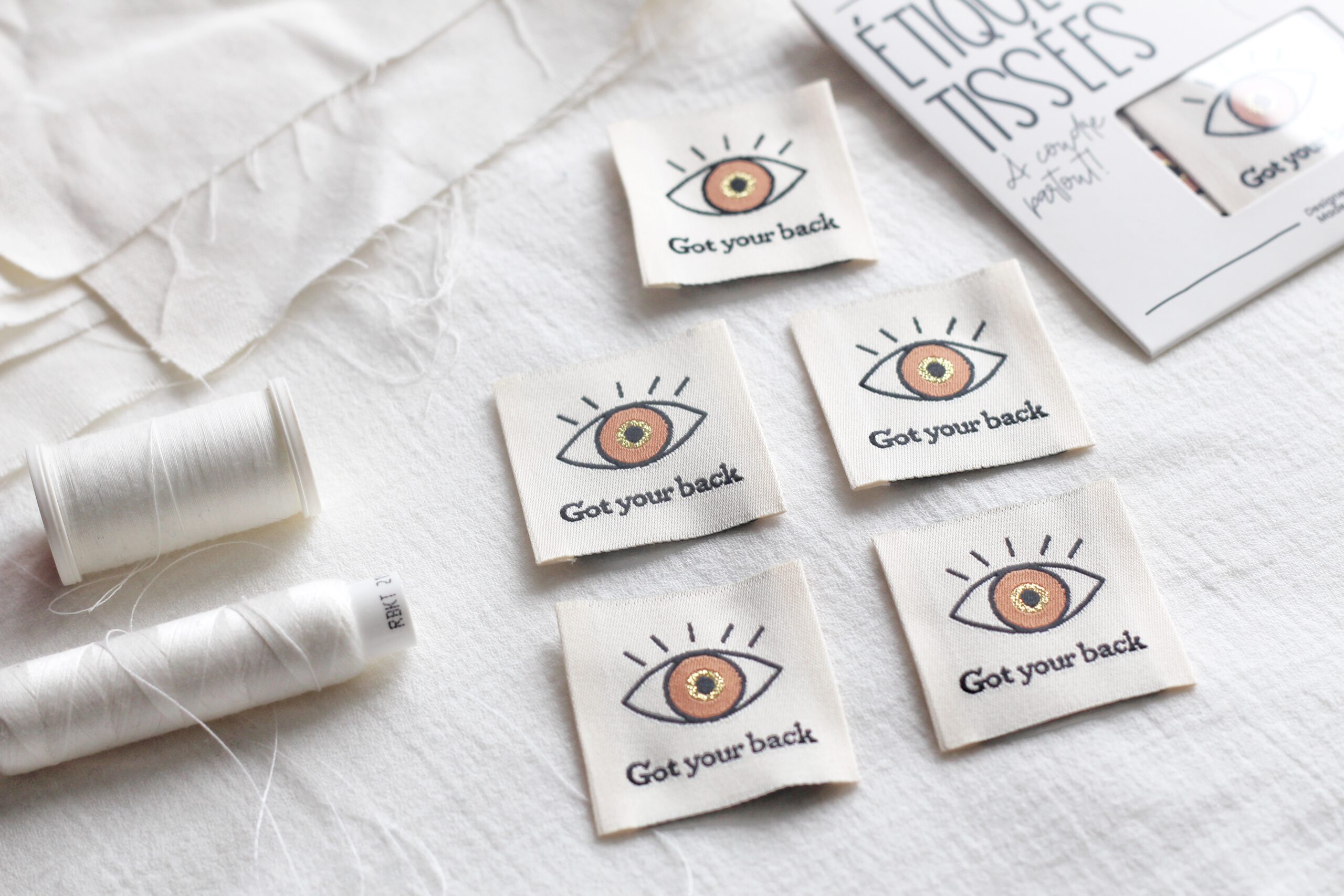 La Petite Maison Couture Eye Got Your Back étiquettes marron x5