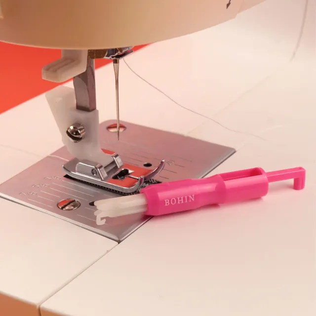 Bohin Accessoires machine Enfile-aiguille plastique rose 7 cm